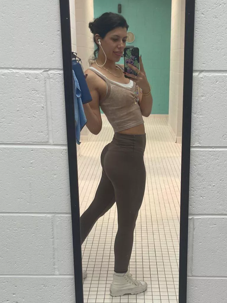 Working hard 🍑 posted by Nickythefairy