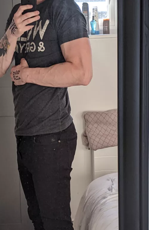 24 m, 6'4 hung handsome muscular addicted to smooth submissive bubblebutt boys, snap is ukdeviant11 by addictedtokink2022