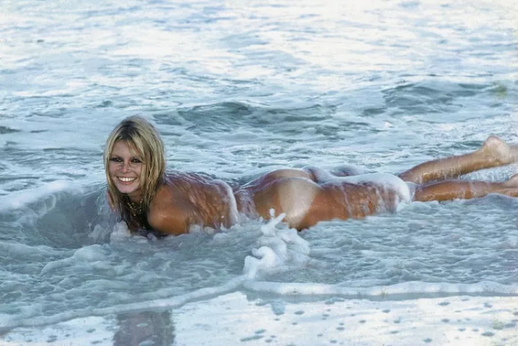Brigitte Bardot tanlines by Ghislain Dussart 📸 by nudebodytime