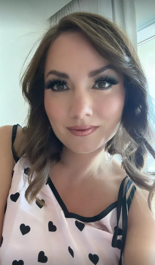 Glam day!😍💄💋 Had the most beautiful shoot in an elegant dress that I just loved! Can’t wait to show you photos from it😍 posted by Nikole_Mitchell