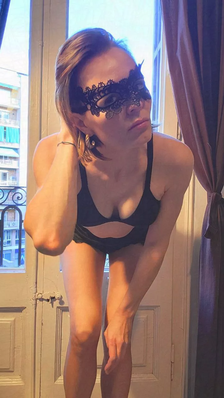 I think I look sexy on this bed posted by vanejaii