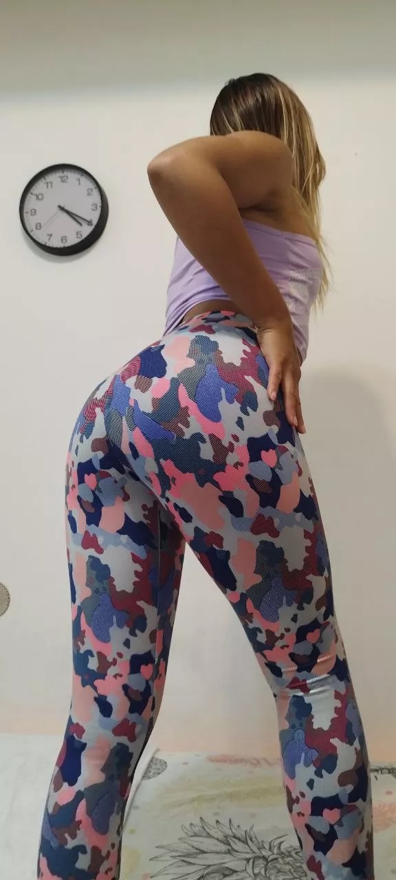 i try camo to hide my 🍑 is not working 😳 posted by PleiadesGisli