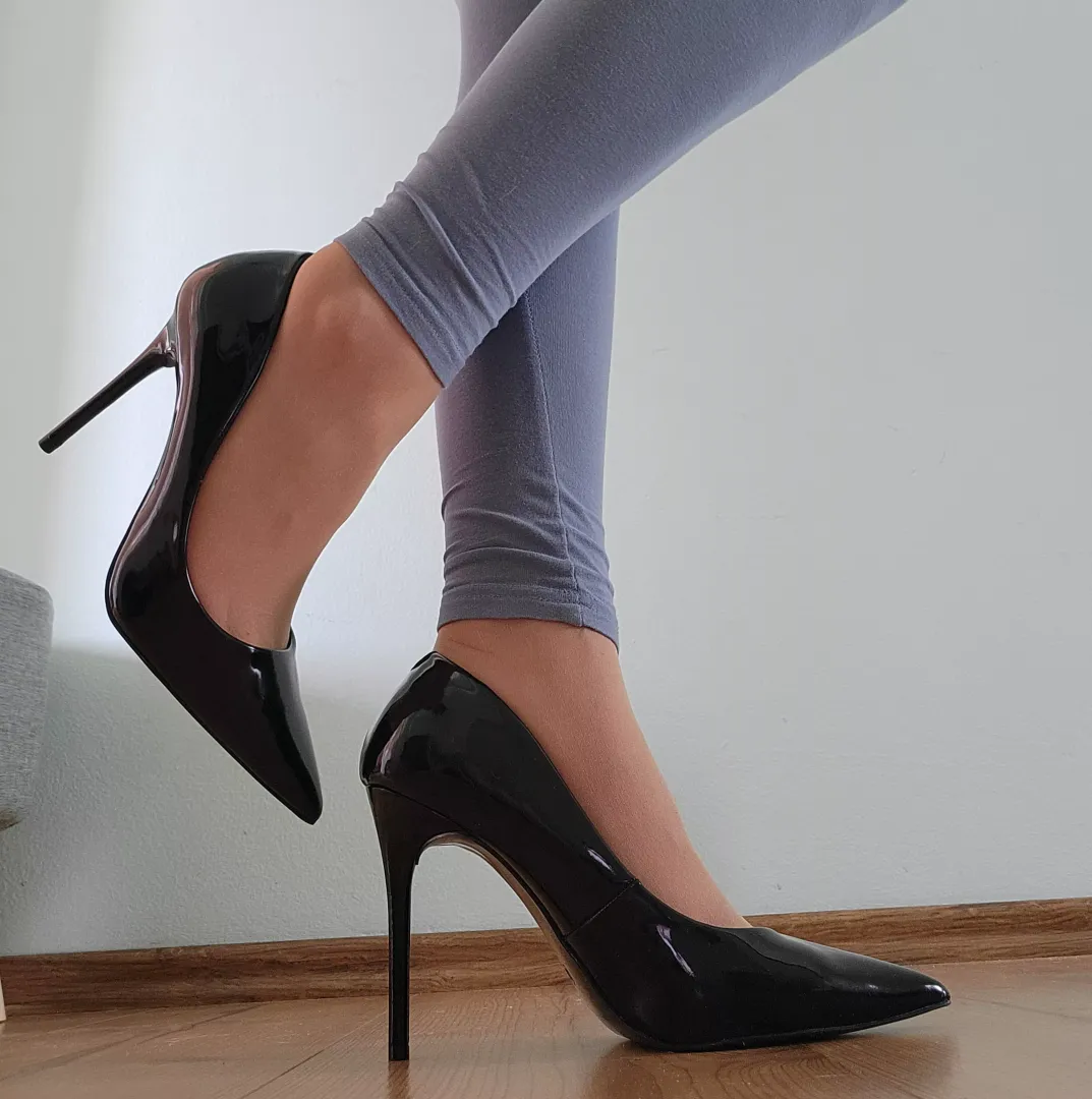 I'm already late for the meeting (OC) posted by SexyFootie