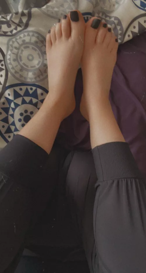 Massage my pretty feet 🥰 by chelsearose22