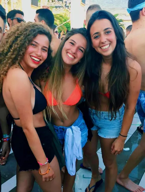 Beach party by PerrinTheBlacksmit