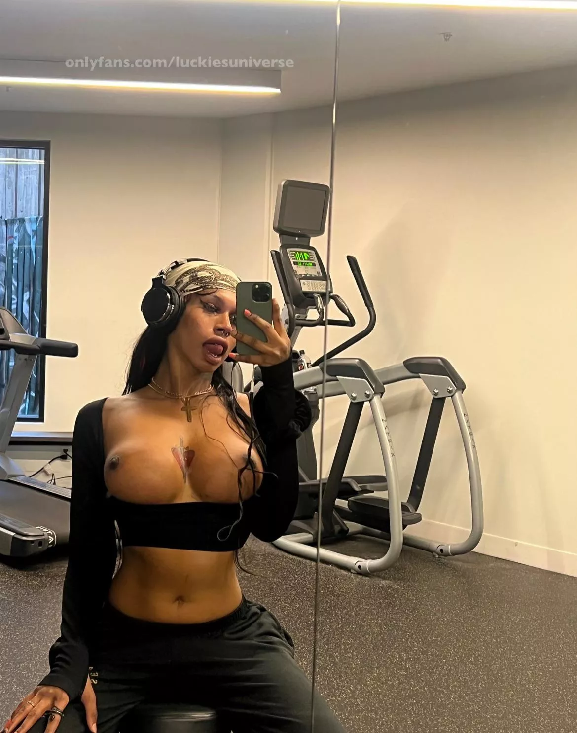 Early morning workout 😈🥵 posted by Luckiesuniverse