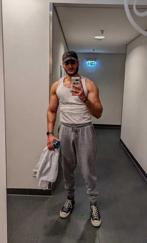 Feeling lonely lately, the gym's my only happy place atm💪🏽 by niknok1001