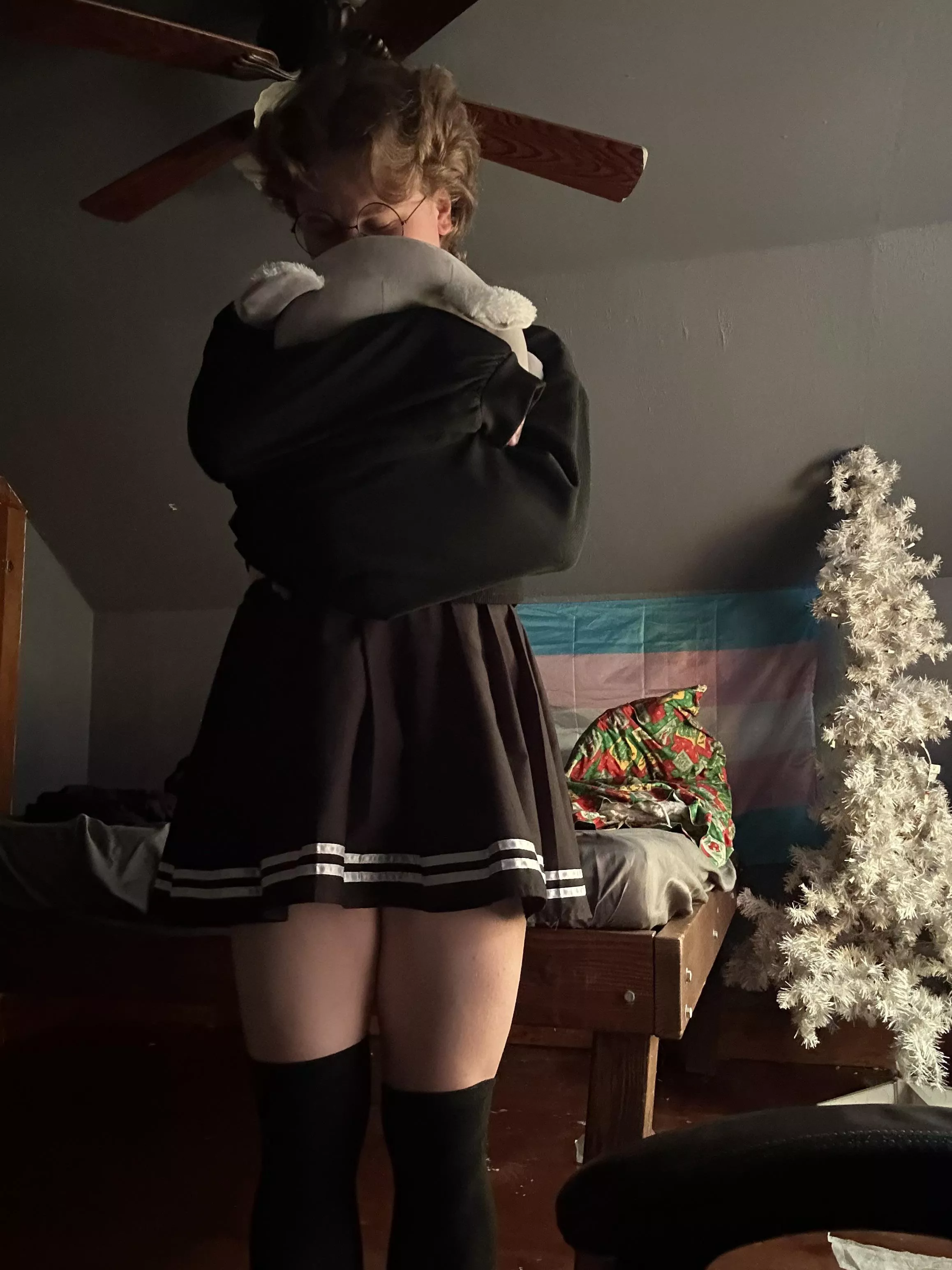 Femboy hugs and kisses 🏳️‍⚧️😘 posted by Floppamommy