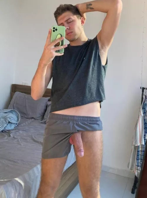 It's too hot for clothes today, I'm just gonna leave them on the floor by trasomdo