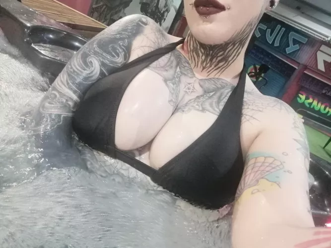 Jacuzzi fun by misskittycat666