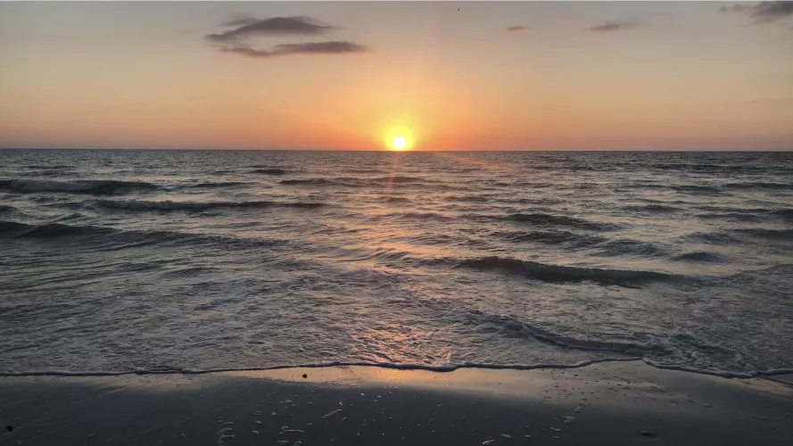Love a good beach sunset 😍 by stella_bellaaaa