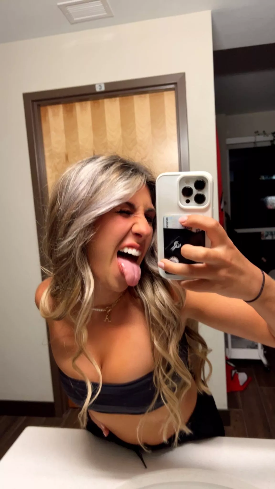 Mirror selfie posted by Wallydinger123