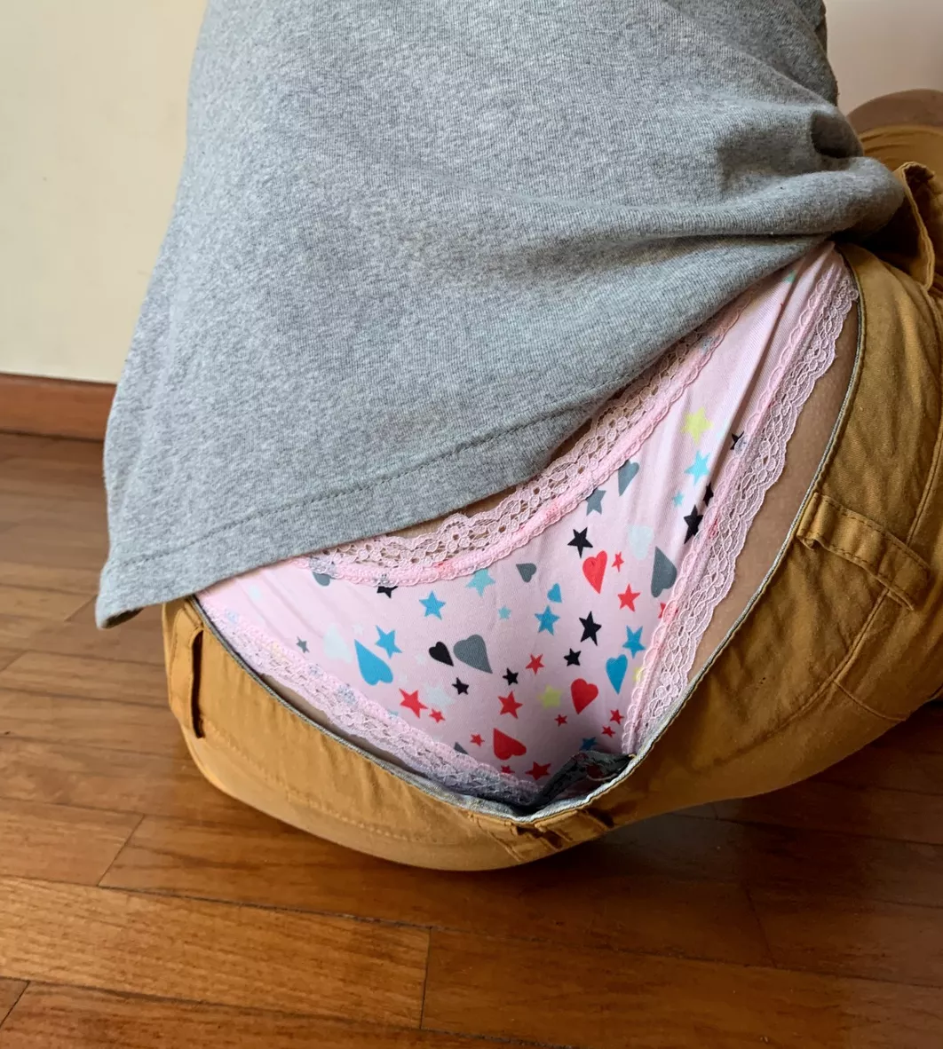 Never a good idea to wear loose pants when sitting down >.< posted by thongbabe99