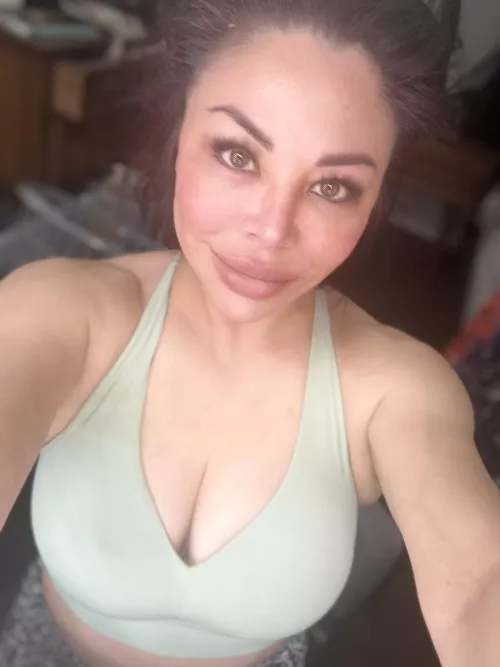 Pre-gym selfie (Gotta stay fit for my boys!!!) by lialoren