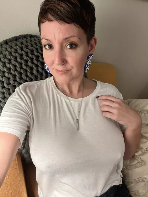 Temperatures dropped so I'm a little extra perky by Astraea_ann