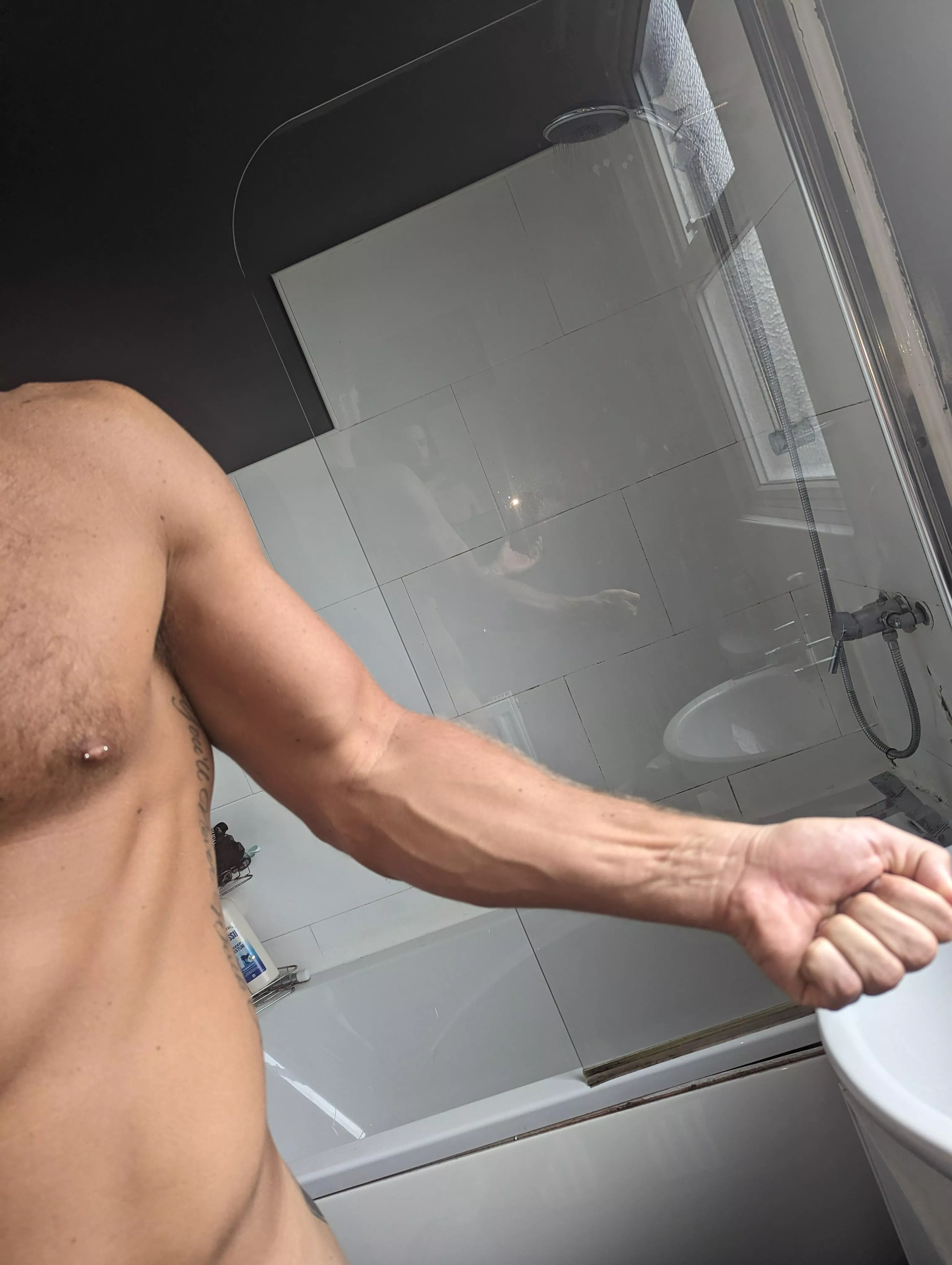 Veins coming thru 🙏🏻 posted by pg_flex