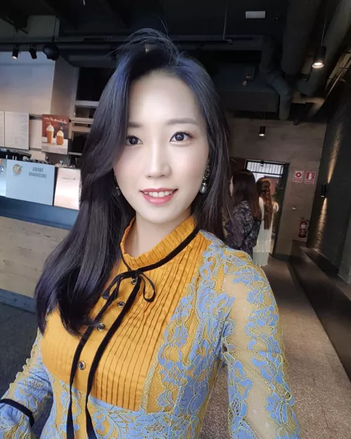 Waiting for milk tea by hellabaus