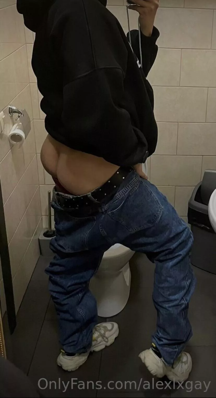 Who likes 🔞 in public places?) 🖤 posted by alexlxgay