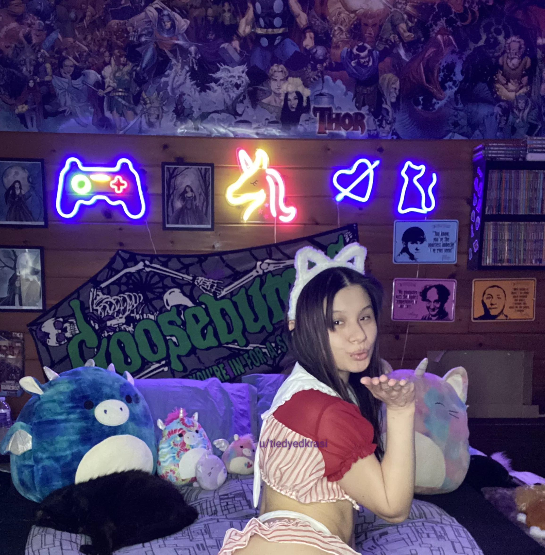 Blow a kiss back i[F] you love Thor posted by tiedyedkrasi