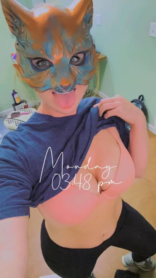 [F]eeling foxy 🦊 by Cheleroo