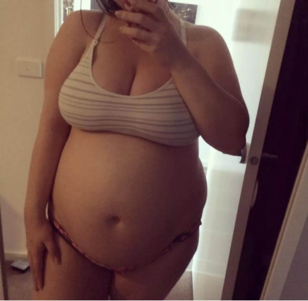 Flashback: 28 weeks with my first baby posted by Hayleycurvy