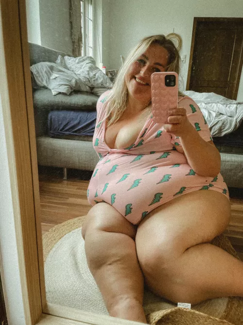 Good morning cuties 🌚 by bbw_viki_vienna