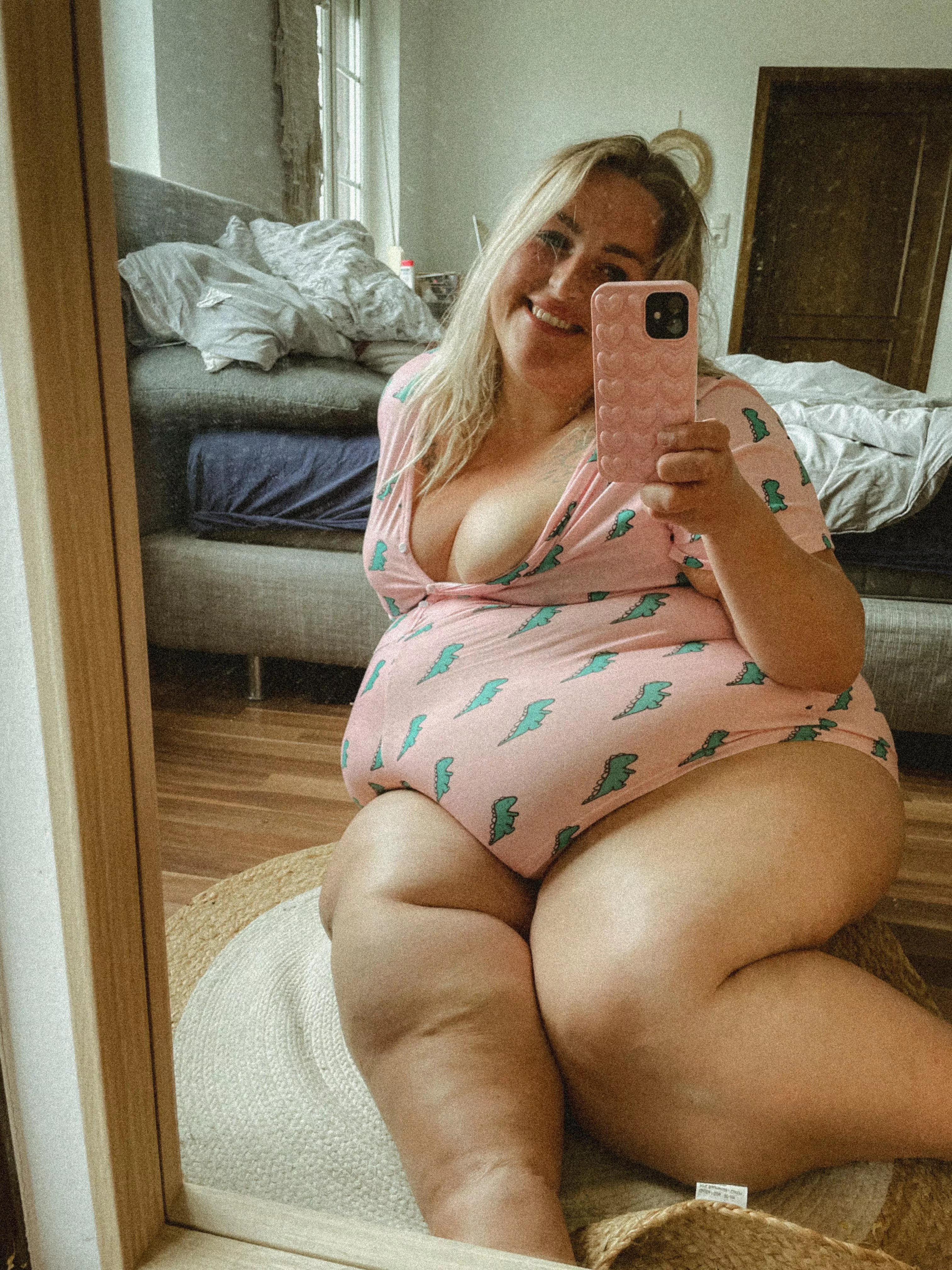 Good morning cuties 🌚 posted by bbw_viki_vienna