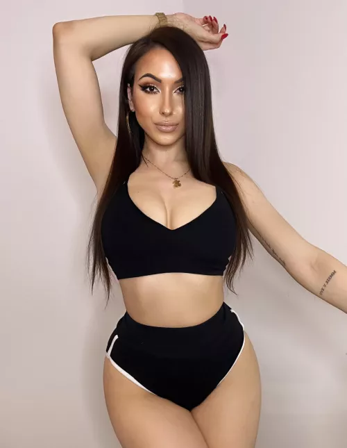 Hope you like me in black :) by missess91