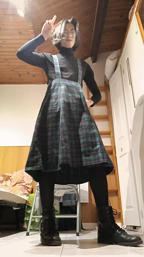 Long skirt ! (don't mind the mess behind plz) by Farlite