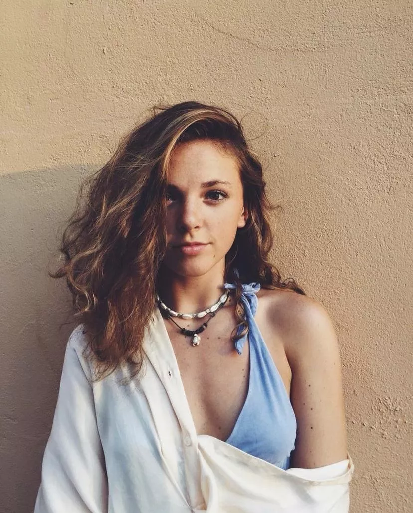 Pretty girl posted by Weakness-Valuable