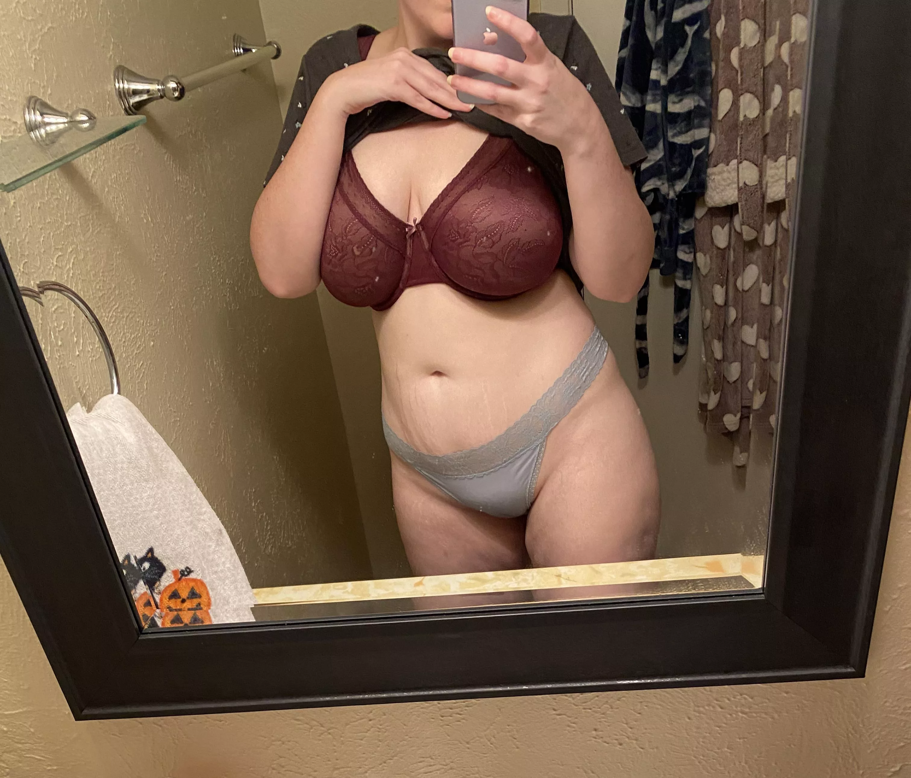 Quick pic in a friends bathroom posted by Tumlybearr