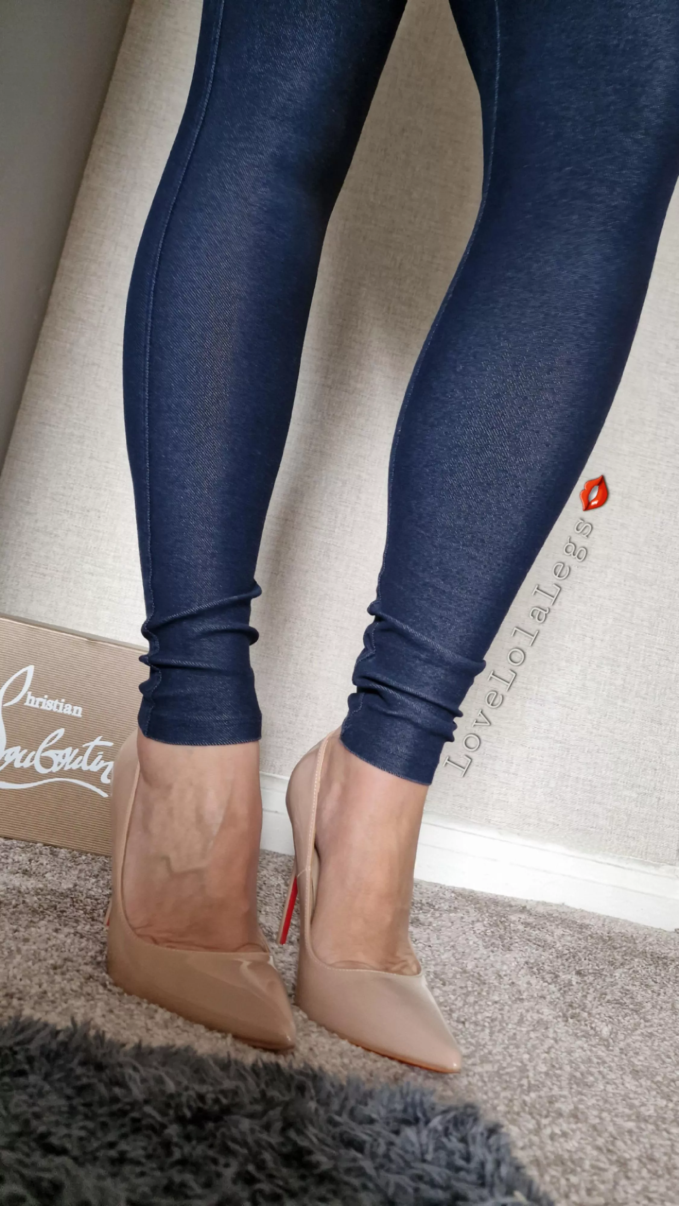 Ready for work 👄 posted by lovelolalegs