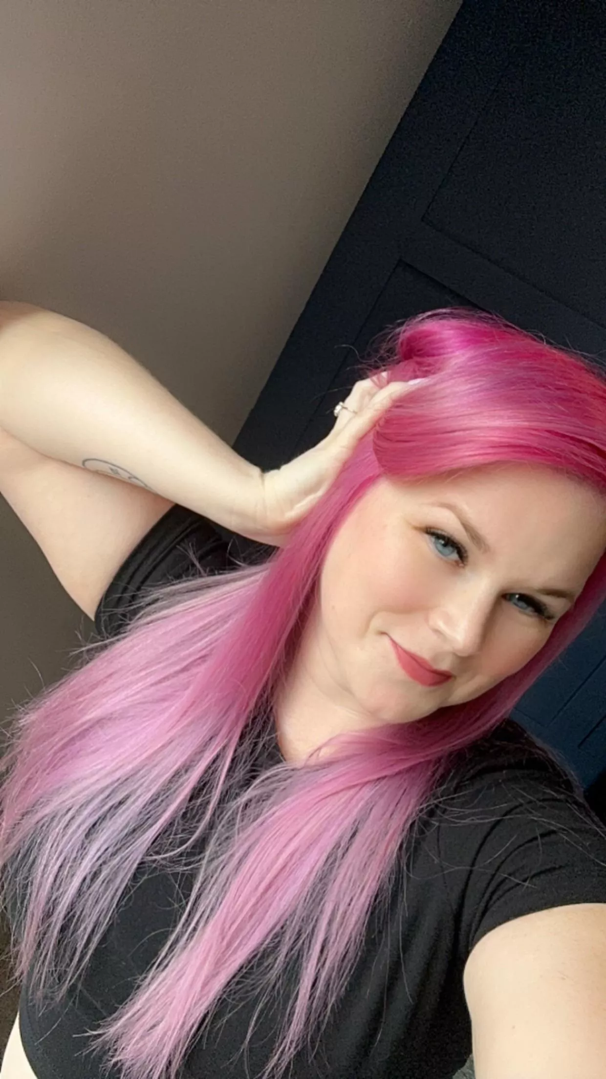 The pink 💕 really brings out my eyes 💙 posted by fingers_toes_soles