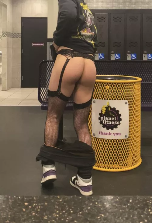 There was some guys fresh out of the shower watching me 🫣 by creamybootyFem