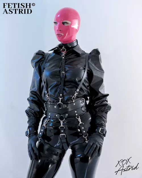 Very black and shiny outfit, with a dash of pink ✨️🖤💖 by FetishAstrid