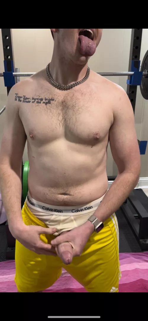 Working out drenched in piss by littlecinnamon