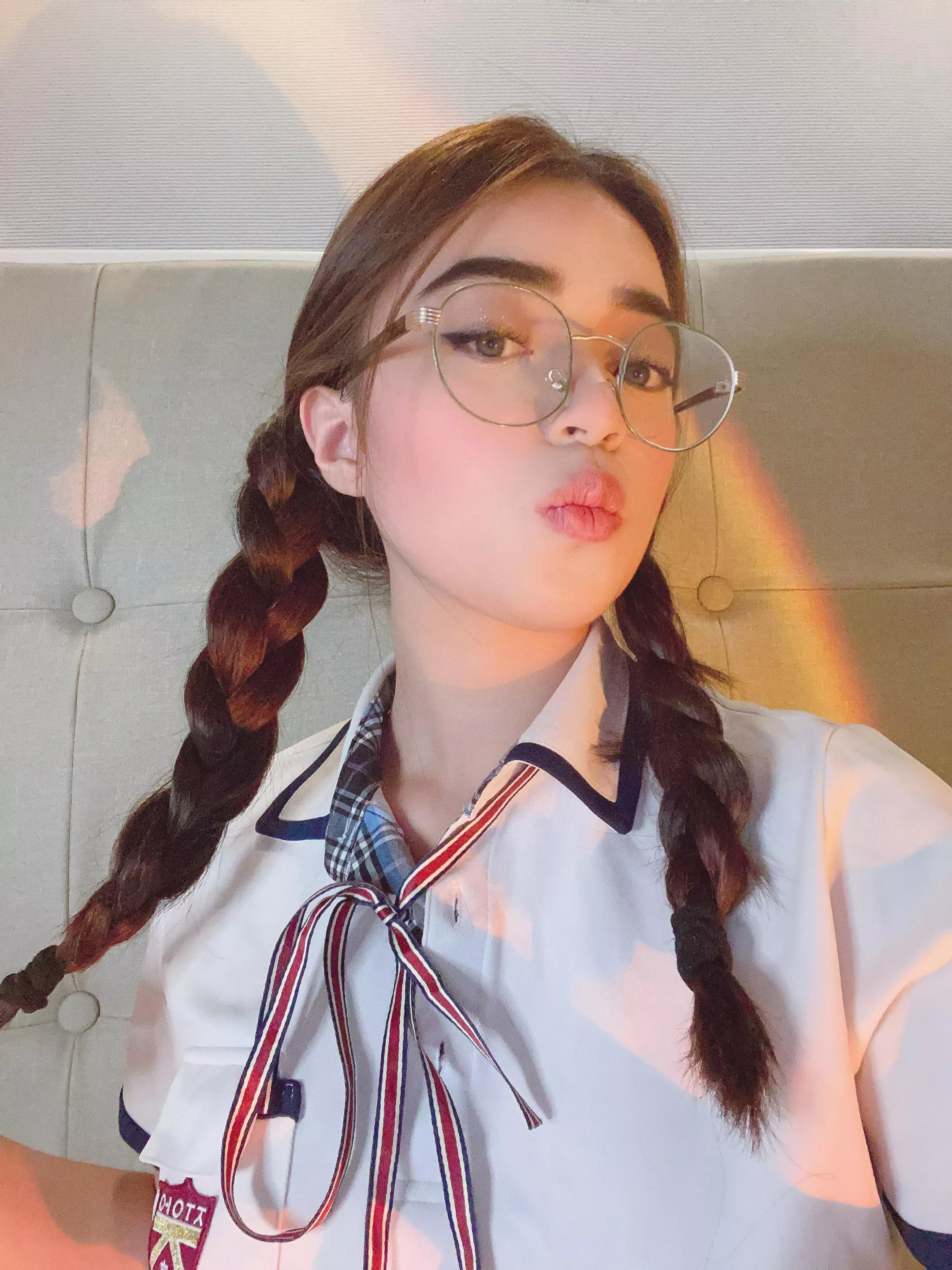 Your spec-ulating schoolgirl 🤓 posted by veronicacrbunny