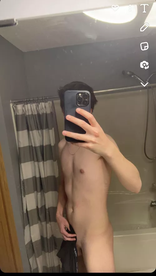 18 looking for other fit guys hmu loganb_0609 6’ slim fit, looking for other fit bros, dads, jocks, chill dudes by Express_Lettuce_713