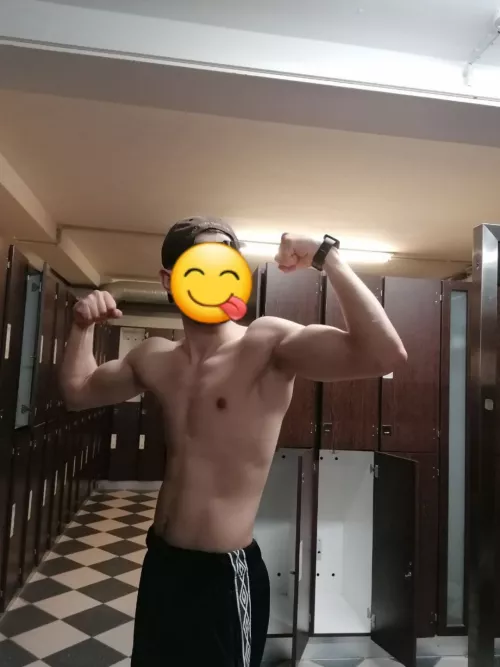 20 fit hung arab bwc daddy here for hot femboys sissies and girly bottoms to rail their ass snap obbaxo by obasx