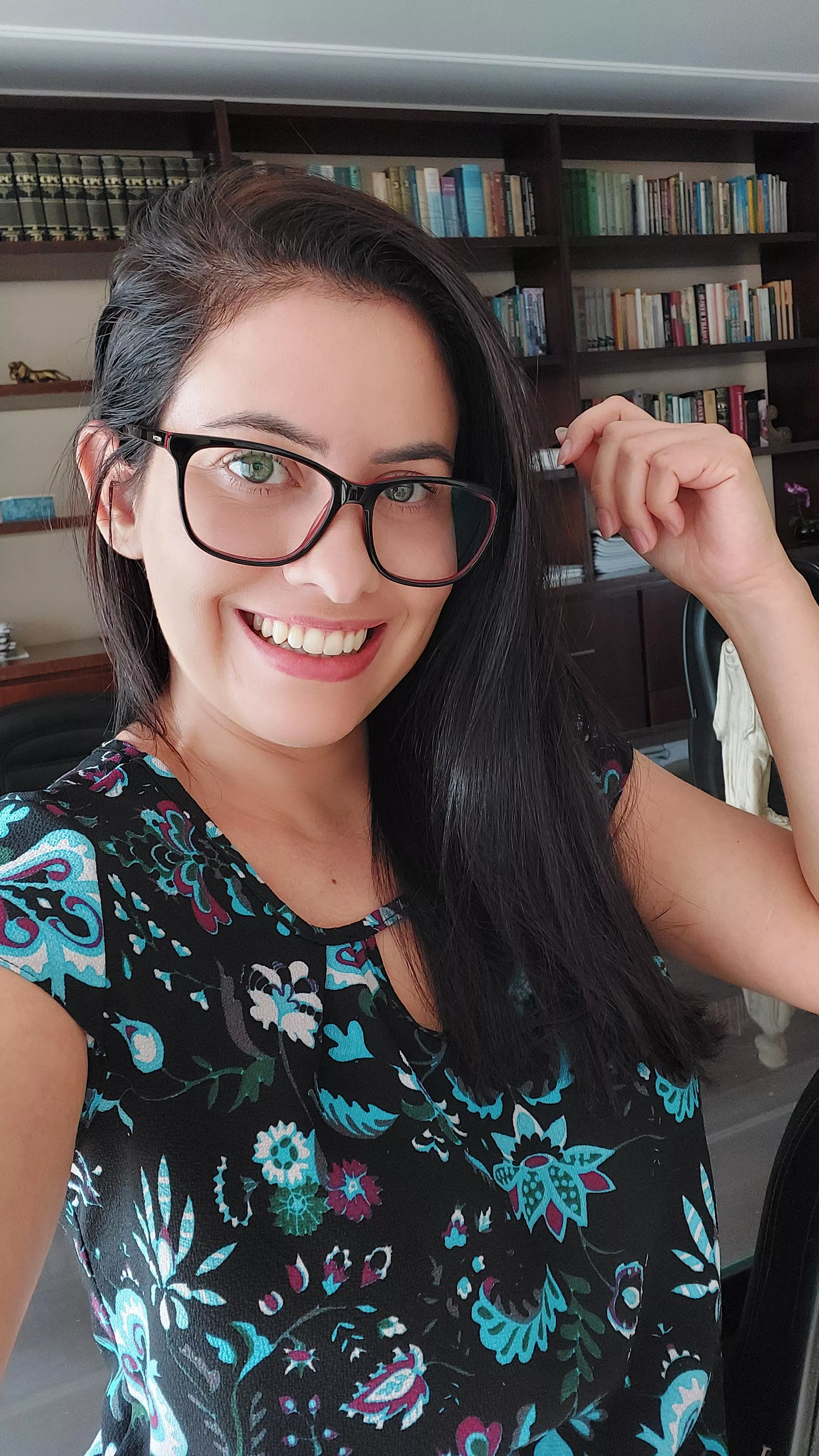 A girl at work 🤓 posted by Isiscristine