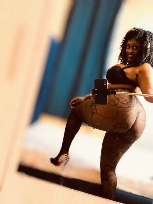 Are there any men out there who still eat pussy for pleasure? by Rozie_99