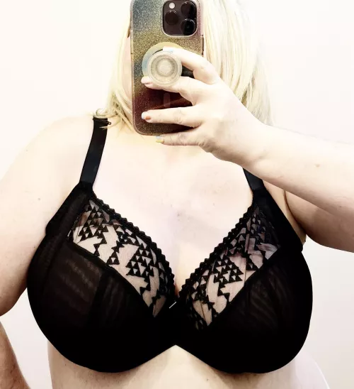 Bra shopping preview by curvyliciousgoddess