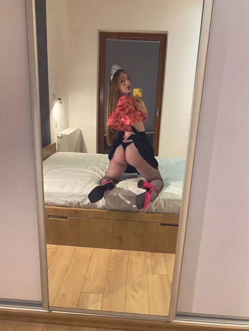 Come take a peek inside me by apareasteun