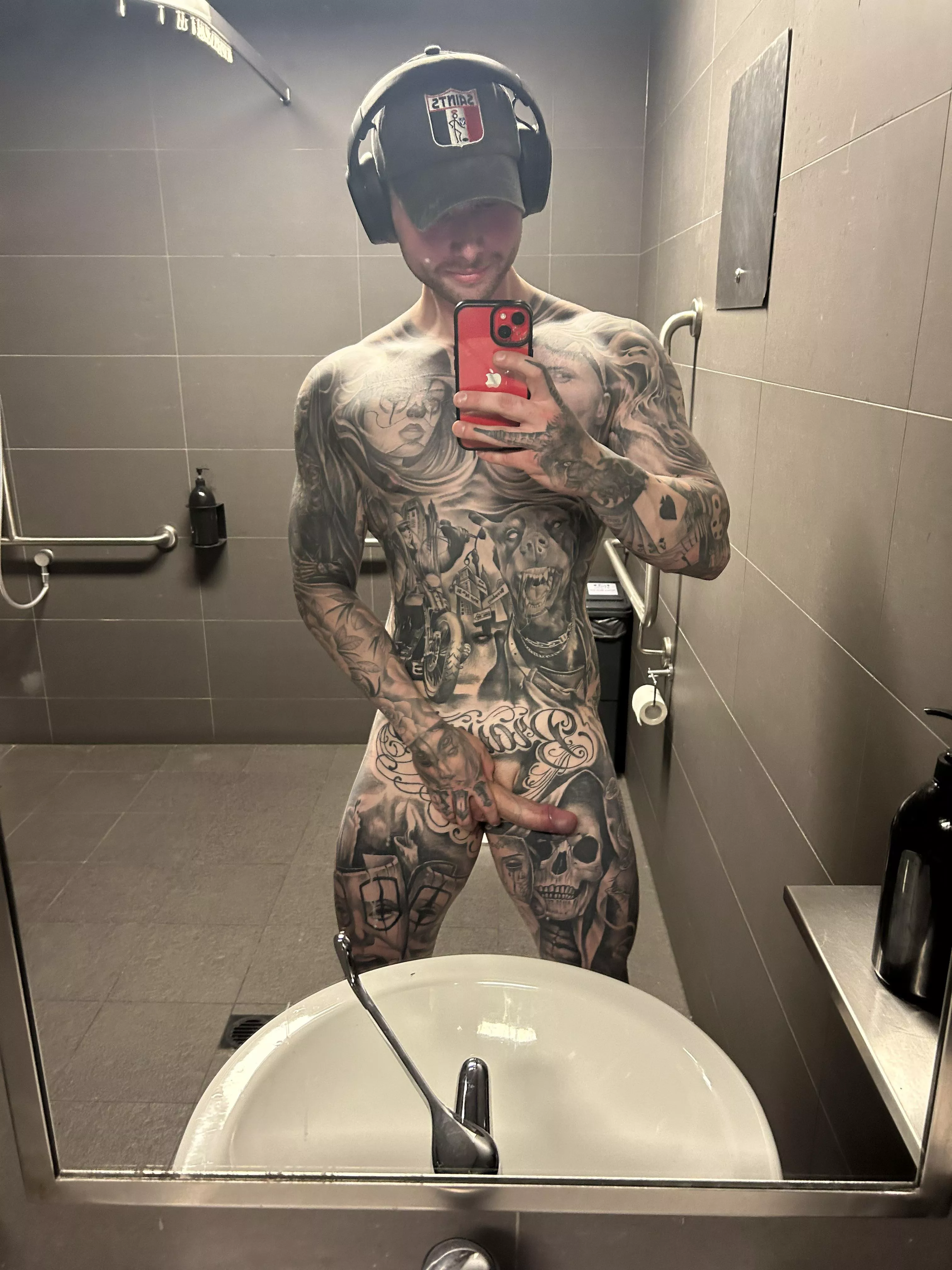 Gym bathroom 💪🏻 posted by Numerous-Art8792