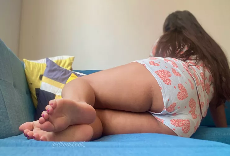 Happy hump Wednesday, I’m waiting on you to come worship my soles, what’s taking you so long?😉 by Dreafeet_