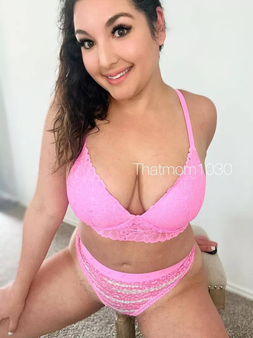 I always feel sexy in this color by sexxymilf1030