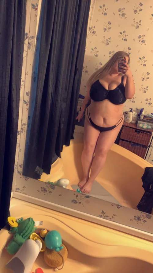 I think daddy needs a taste of this juicy milf pussy by curvynicole2232