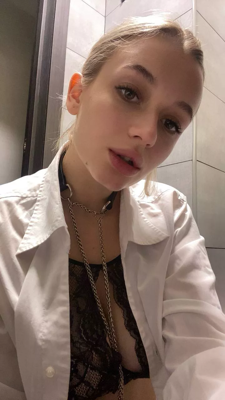 I want to be your obedient girl on a leash😍 [F] posted by Pussycatnom1