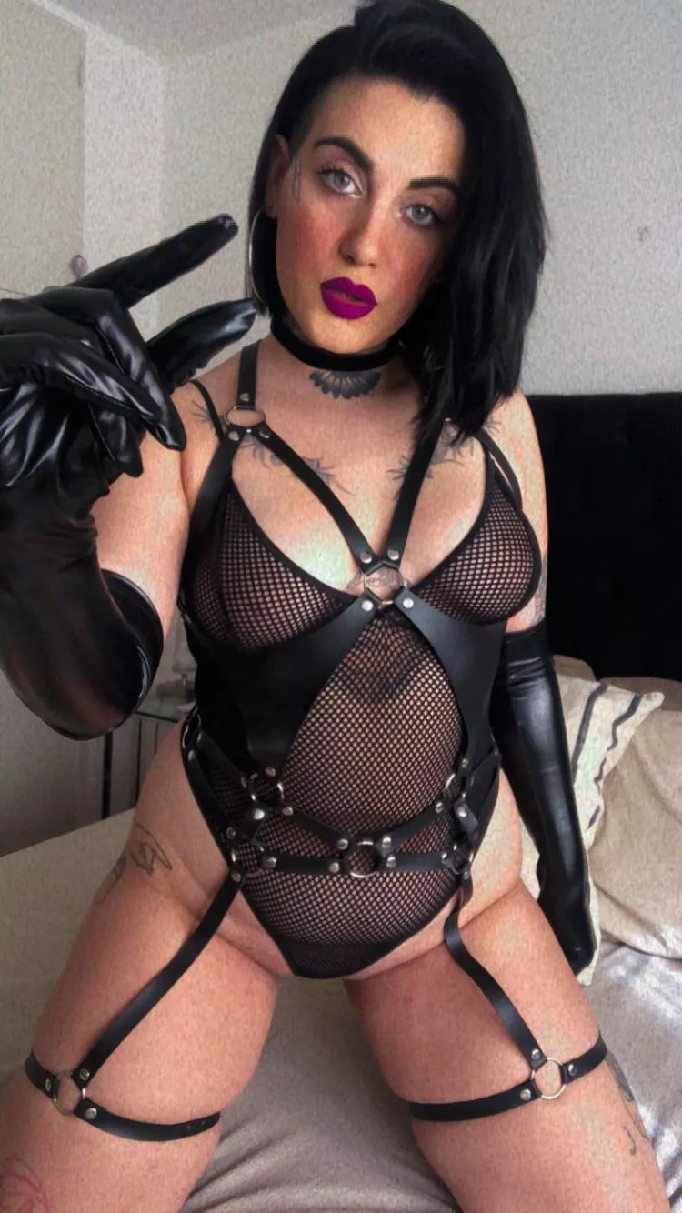 Is there anything in this world you would prefer more than laying between these legs and body ? posted by Vic_grillet