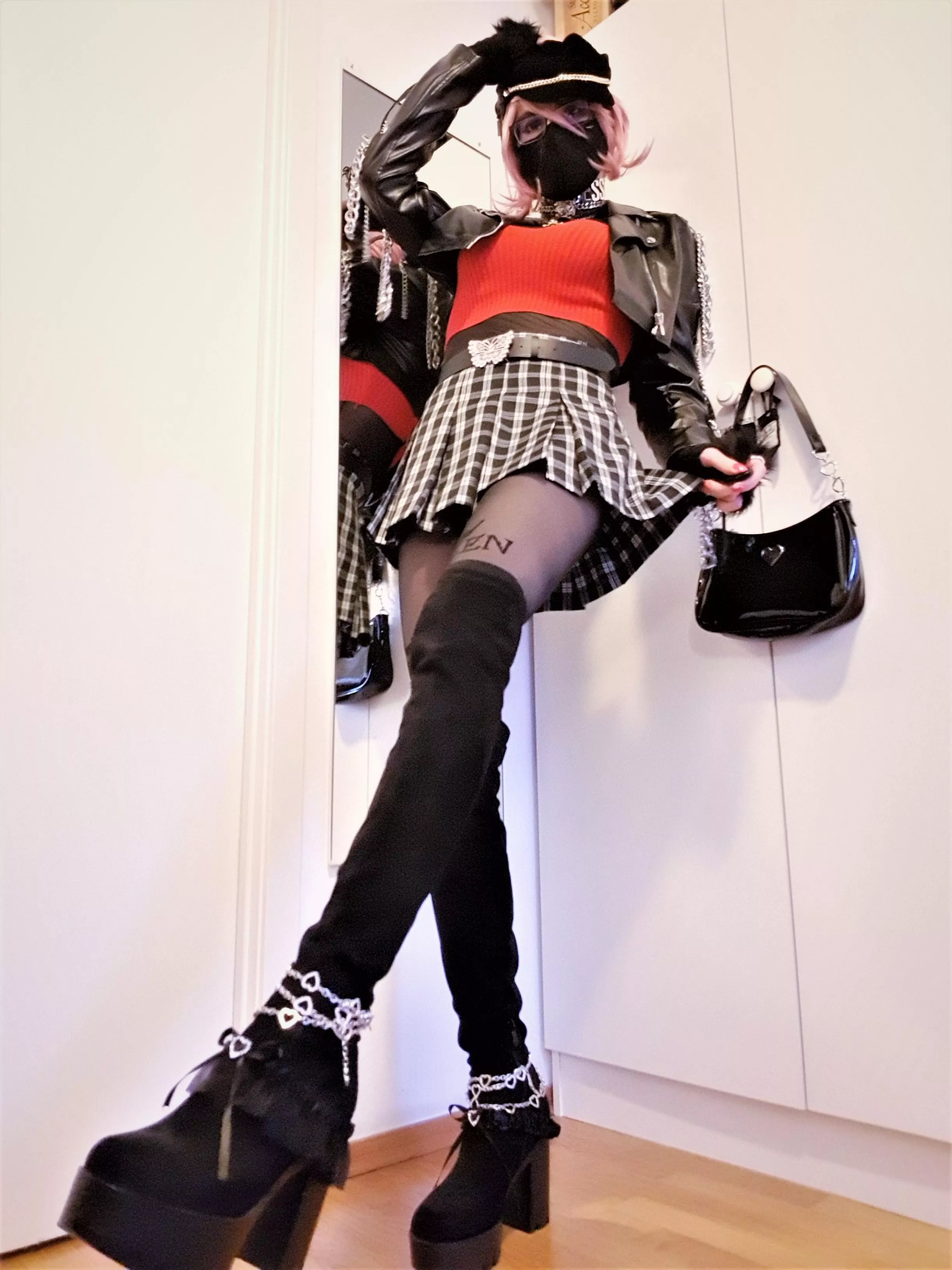 Long Legs works best with long boots and short skirts, dont you think ? :P posted by ShadowPrincessN7